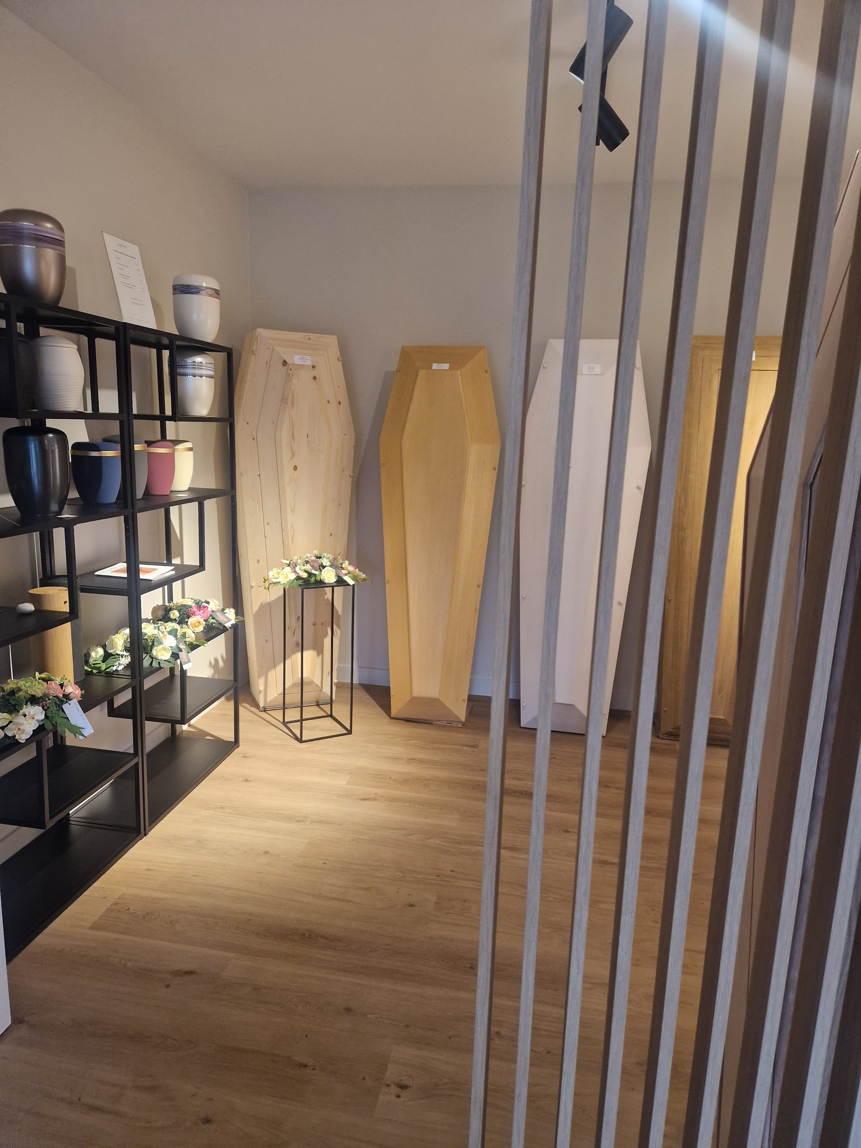 Winkelruimte met urnes & kisten